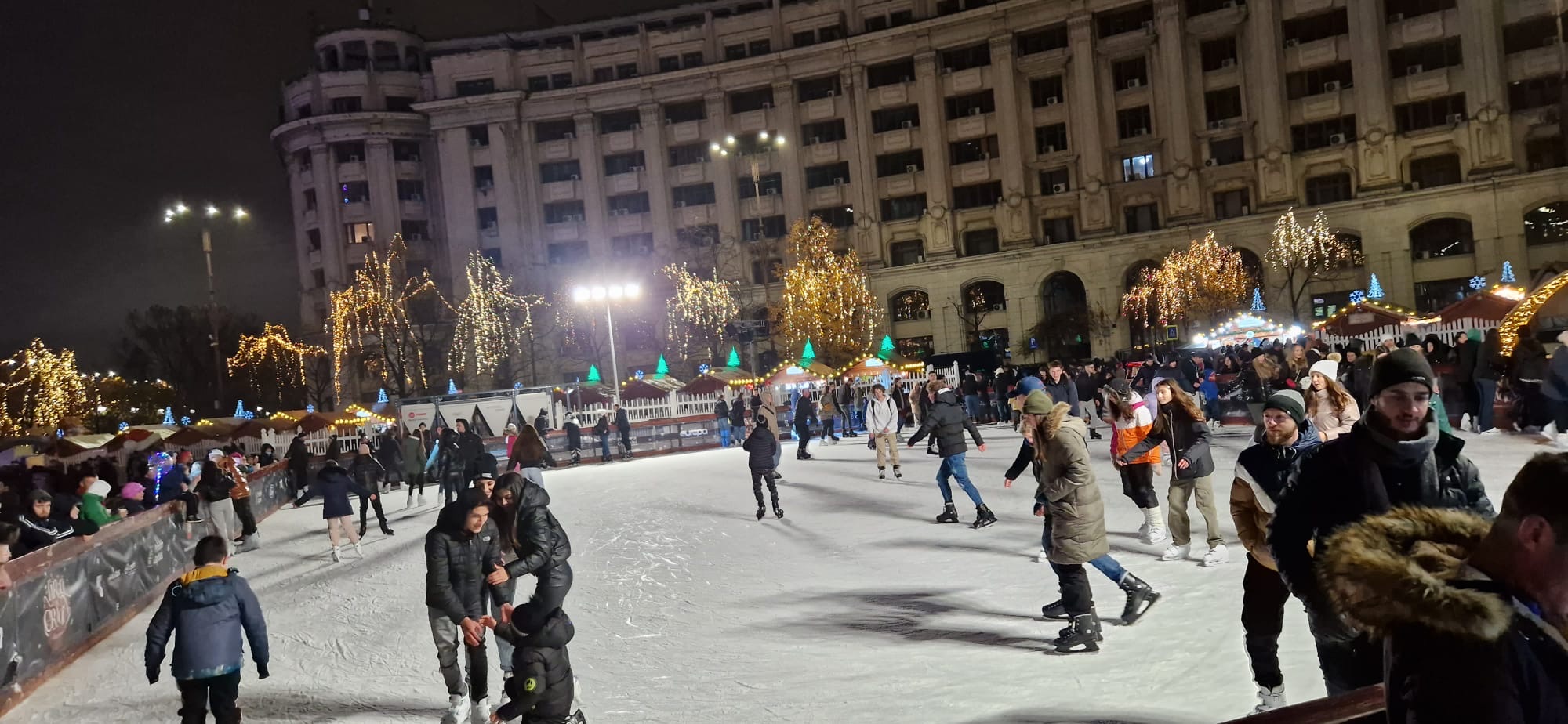 Patinoar Piața Constituției — fotografie 2